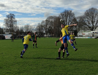 Pepijn Vroomans in duel, links Sander Brugmans